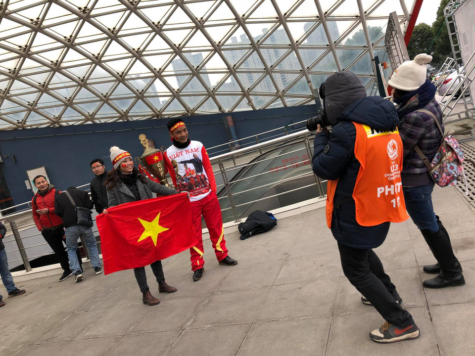 Những cổ động viên trẻ đầy nhiệt huyết trước ống kính phóng viên. (Ảnh: Vietnam+)