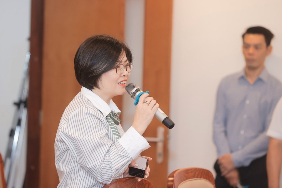 Phóng viên Báo Quân đội Nhân dân đặt câu hỏi đến Ban Tổ chức Giải Ảnh báo chí Khoảnh khắc Vàng lần thứ 7. (Ảnh: Minh Quyết/TTXVN)