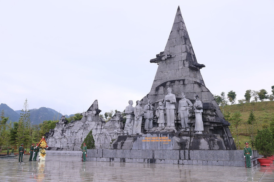 Trước đó, sáng cùng ngày, tại Lai Châu, Thủ tướng Phạm Minh Chính và đoàn công tác đến dâng hoa tại Tượng đài Bác Hồ với đồng bào các dân tộc Lai Châu. (Ảnh: Dương Giang/TTXVN)