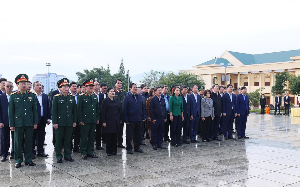 Thủ tướng Phạm Minh Chính dâng hoa tại Tượng đài Bác Hồ với đồng bào các dân tộc Lai Châu. (Ảnh: Dương Giang/TTXVN)