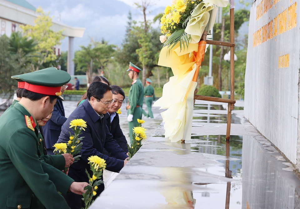 Thủ tướng Phạm Minh Chính dâng hoa tại Tượng đài Bác Hồ với đồng bào các dân tộc Lai Châu. (Ảnh: Dương Giang/TTXVN)