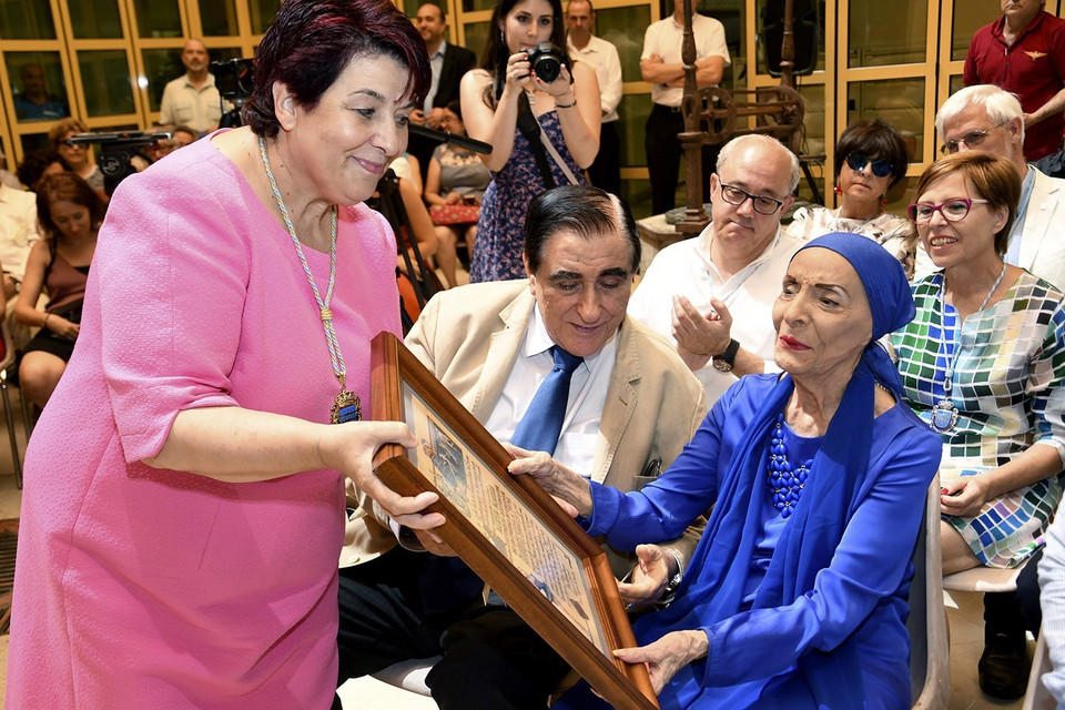 Tháng 7/2017, UNESCO trao tặng danh hiệu Đại sứ múa của thế giới cho nữ nghệ sỹ ballet huyền thoại của Cuba Alicia Alonso vì những cống hiến lớn lao của bà cho nghệ thuật múa ballet của đảo quốc Caribe, cũng như đối với văn hóa toàn cầu. Đây là lần thứ hai nữ nghệ sỹ múa ballet có ảnh hưởng nhất Cuba này được UNESCO vinh danh. Trong ảnh: Nghệ sỹmúa ballet Alicia Alonso (phải) tại Hội nghị thế giới về nghệ thuật trình diễn ITI-Unesco ở thành phố Segovia, Tây Ban Nha, ngày 18/7/2017. (Ảnh: EPA/TTXVN)