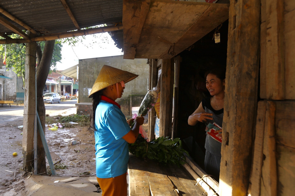 Người dân xã Cẩm Duệ đi chợ Vực mua sắm hàng hóa, sáng 23/10. (Ảnh: Minh Quyết/TTXVN)