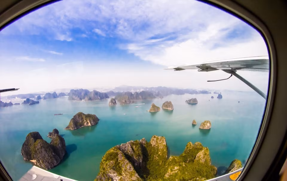 Vịnh Hạ Long là một trong những kỳ quan thiên nhiên nổi tiếng thế giới, được UNESCO công nhận là Di sản thiên nhiên thế giới, một trong những địa điểm nổi tiếng nhất của Việt Nam với du khách nước ngoài. (Ảnh: Trung Nguyên/TTXVN)