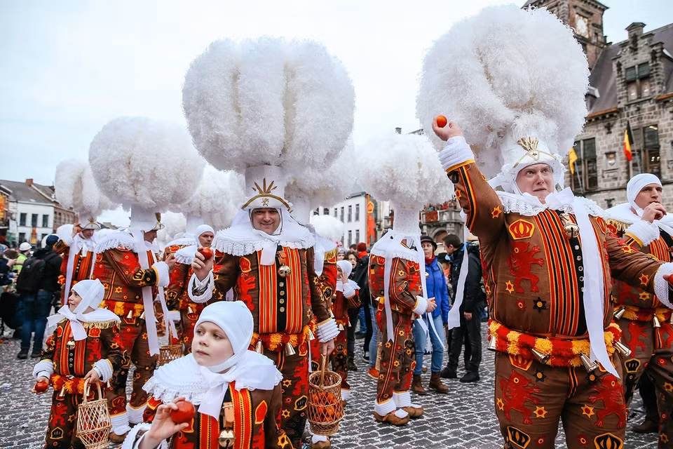 Một trong những lễ hội thu hút du khách nhất tại Bỉ chính là lễ hội hóa trang Carnaval de Binche tại thị trấn Binche, được UNESCO công nhận là Di sản văn hóa truyền khẩu phi vật thể nhân loại vào năm 2003 và đây cũng là loại hình văn hóa dân gian đường phố đầu tiên được công nhận tại châu Âu. (Nguồnh: THX/TTXVN