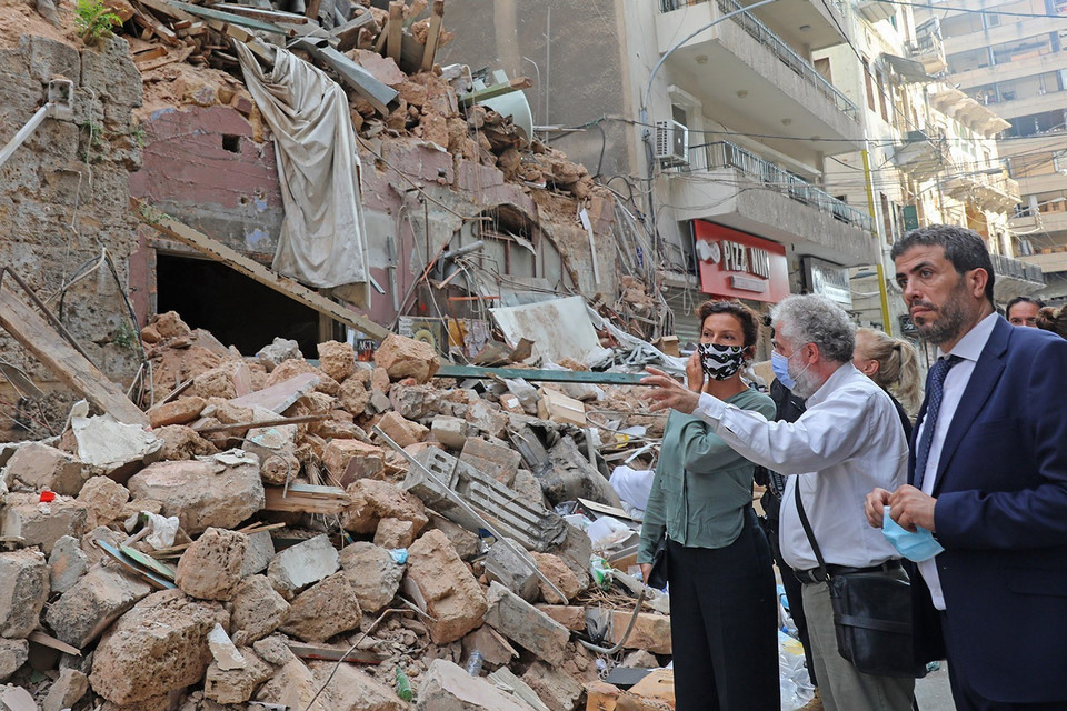 Tổng giám đốc UNESCO, bà Audrey Azoulay ngày 27/8/2020 đưa ra lời kêu gọi cộng đồng quốc tế gây quỹ để hỗ trợ việc khôi phục các trường học, các tòa nhà di sản lịch sử, bảo tàng và nền kinh tế, vốn bị tàn phá nặng nề trong vụ nổ làm rung chuyển thủ đô Beirut của Liban hồi đầu tháng này. Trong ảnh: Tổng giám đốc UNESCO Audrey Azoulay (trái) thăm khu vực bị tàn phá nặng nề sau vụ nổ ở thủ đô Beirut, Liban, ngày 27/8/2020. (Ảnh: AFP/TTXVN)
