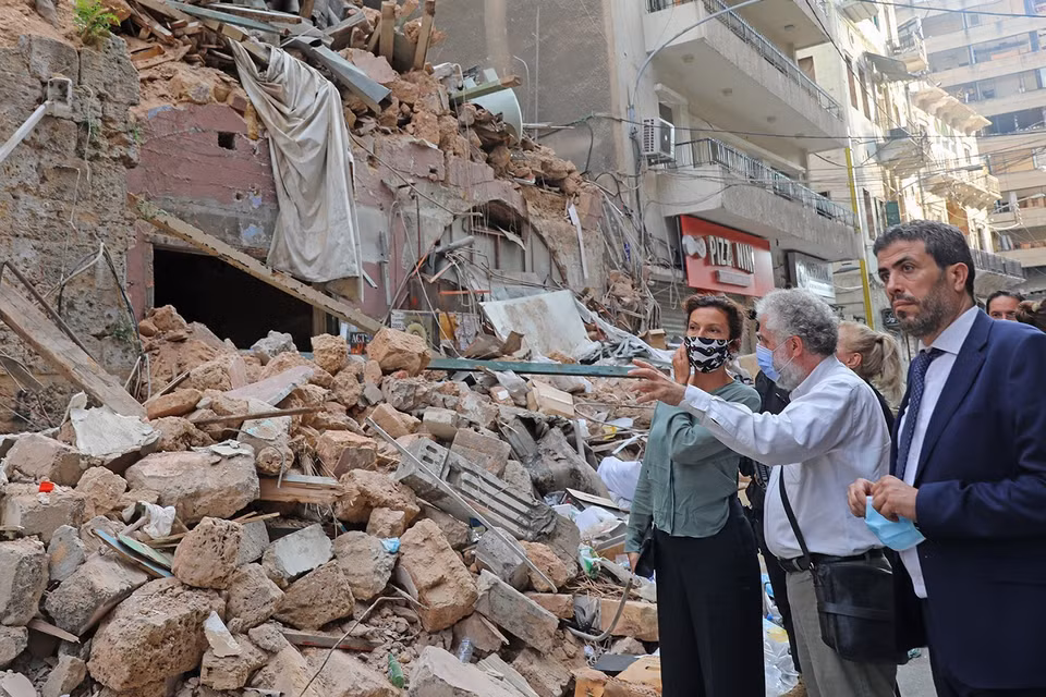 Tổng giám đốc UNESCO, bà Audrey Azoulay ngày 27/8/2020 đưa ra lời kêu gọi cộng đồng quốc tế gây quỹ để hỗ trợ việc khôi phục các trường học, các tòa nhà di sản lịch sử, bảo tàng và nền kinh tế, vốn bị tàn phá nặng nề trong vụ nổ làm rung chuyển thủ đô Beirut của Liban hồi đầu tháng này. Trong ảnh: Tổng giám đốc UNESCO Audrey Azoulay (trái) thăm khu vực bị tàn phá nặng nề sau vụ nổ ở thủ đô Beirut, Liban, ngày 27/8/2020. (Ảnh: AFP/TTXVN)