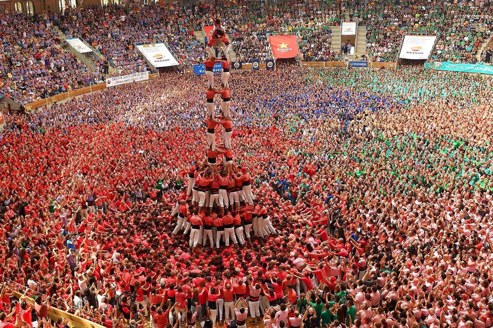  Cuộc thi xây tháp người, hay còn gọi là Castells, ở Tarragona, xứ Catalonia, Tây Ban Nha diễn ra hai năm một lần. Mỗi tòa tháp có thể được tạo ra từ khoảng 6 đến 10 tầng người. UNESCO đã công nhận Cuộc thi xây tháp người ở xứ Catalan này là Di sản văn hóa phi vật thể của nhân loại. (Nguồn: AFP/TTXVN)