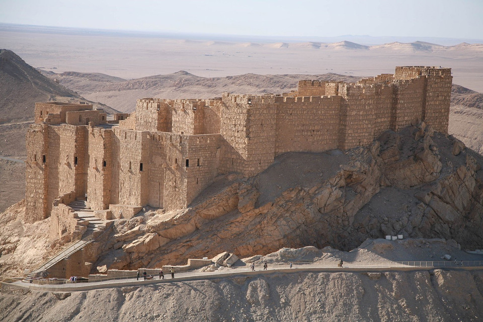 Các tay súng Nhà nước Hồi giáo (IS) tự xưng đã tàn phá thành phố cổ Palmyra ở Syria được UNESCO công nhận là Di sản thế giới. Đây là nơi lưu giữ nhiều tàn tích của các công trình cổ và được coi là một trong những trung tâm văn hóa quan trọng của thế giới cổ đại. (Ảnh: AFP/TTXVN)
