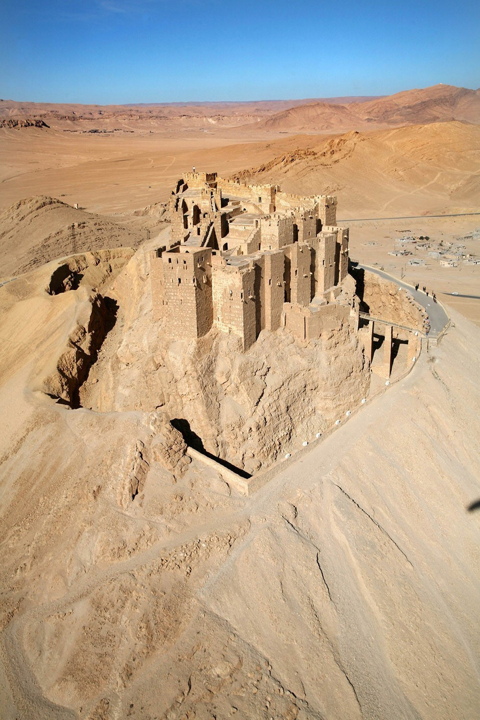 Các tay súng Nhà nước Hồi giáo (IS) tự xưng đã tàn phá thành phố cổ Palmyra ở Syria được UNESCO công nhận là Di sản thế giới. Đây là nơi lưu giữ nhiều tàn tích của các công trình cổ và được coi là một trong những trung tâm văn hóa quan trọng của thế giới cổ đại. (Ảnh: AFP/TTXVN)