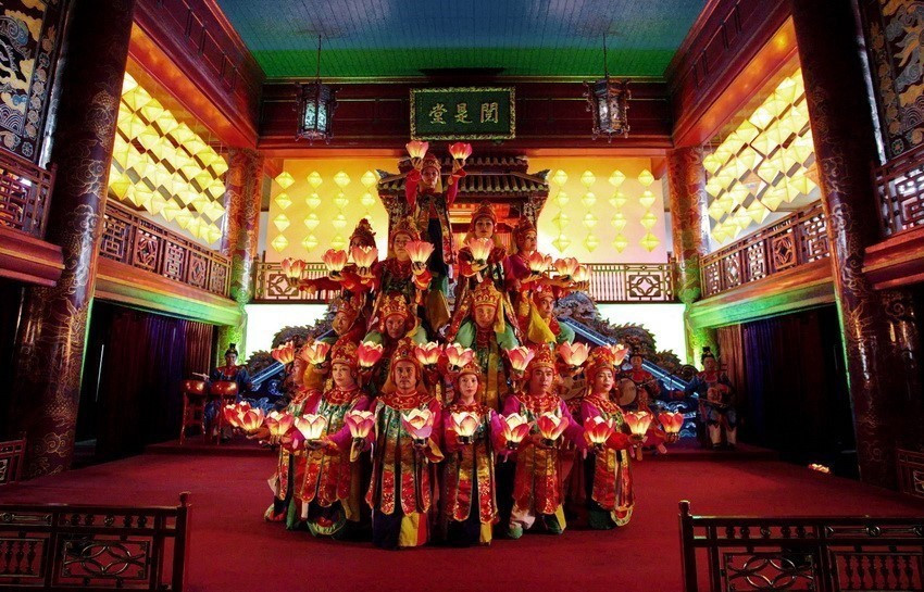 Nhã nhạc cung đình Huế, Di sản văn hóa thế giới phi vật thể đầu tiên tại Việt Nam, được công nhận tháng 11/2003, đến năm 2008 được công nhận là Di sản văn hóa phi vật thể đại diện của nhân loại. (Ảnh: Hồ Cầu/TTXVN)