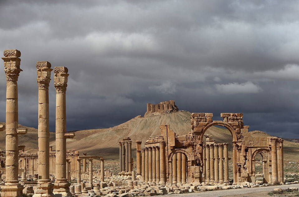 Các tay súng Nhà nước Hồi giáo (IS) tự xưng đã tàn phá thành phố cổ Palmyra ở Syria được UNESCO công nhận là Di sản thế giới. Đây là nơi lưu giữ nhiều tàn tích của các công trình cổ và được coi là một trong những trung tâm văn hóa quan trọng của thế giới cổ đại. (Ảnh: AFP/TTXVN)