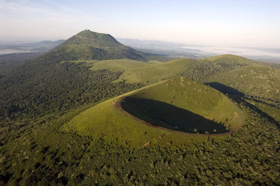 UNESCO ngày 2/7/2018 đã công nhận dãy núi lửa Puys, vùng Auvergne-Rhône-Alpes miền Trung nước Pháp là Di sản thiên nhiên thế giới. Dãy núi bao gồm 80 ngọn núi lửa "đang ngủ" từ hơn 8.000 năm nay và các nhà khoa học không loại trừ khả năng chúng sẽ "thức giấc". Cao nhất là đỉnh Dome 1.465 mét. Đây là Di sản thiên nhiên thế giới đầu tiên trên lãnh thổ lục địa Pháp được UNESCO công nhận. (Nguồn: AFP/ TTXVN)