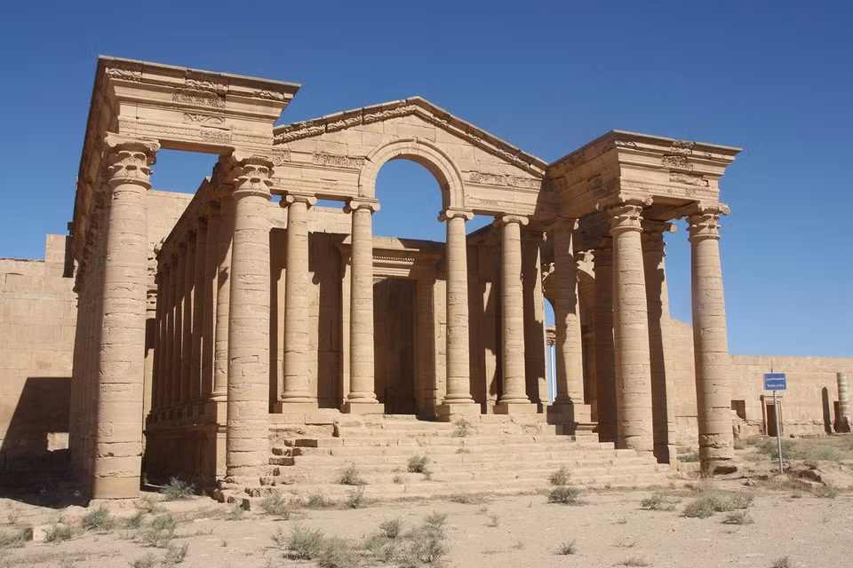 Tháng 7/2015, UNESCO quyết định đưa thành cổ Sanaa, thị trấn Shibam ở Yemen và Hatra ở Iraq vào danh sách đang gặp nguy hiểm do mức độ tổn hại hoặc đe dọa từ các cuộc xung đột vũ trang ở hai nước này. Trong ảnh: Thành cổ Sanaa ở Yemen bị tàn phá sau các cuộc oanh tạc. (Ảnh: THX/TTXVN)