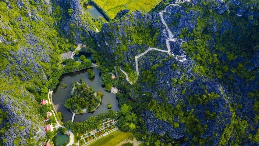 Quần thể danh thắng Tràng An (Ninh Bình) được UNESCO công nhận là Di sản Thế giới, ngày 23/6/2014. Đây là di sản hỗn hợp đầu tiên của Việt Nam được công nhận cả tiêu chí văn hóa và thiên nhiên. (Ảnh: Minh Đức/TTXVN)