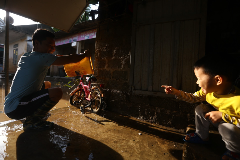 Nụ cười trở lại với người dân Cẩm Xuyên sau khi nước rút (ảnh chụp sáng 23/10). (Ảnh: Minh Quyết/TTXVN)