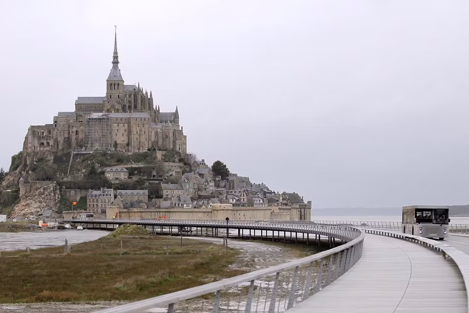 Tu viện Mont-Saint-Michel ở miền Tây Bắc nước Pháp là Di sản thế giới được UNESCO công nhận. (Ảnh: AFP/TTXVN)