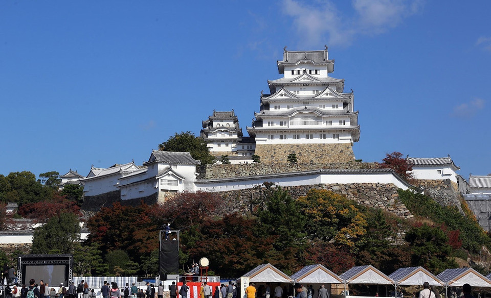 Lâu đài cổ Himeji nằm ở trung tâm thành phố Himeji được xây dựng vào năm 1346. Đây là một trong những kiến trúc cổ nhất còn sót lại ở Nhật Bản và là đại diện tiêu biểu cho tất cả các tòa lâu đài, thành quách đang hiện hữu trên Xứ sở hoa Anh đào hiện nay. Năm 1993, lâu đài Himeji được UNESCO công nhận là Di sản văn hóa thế giới. (Ảnh: Huy Hùng/TTXVN)