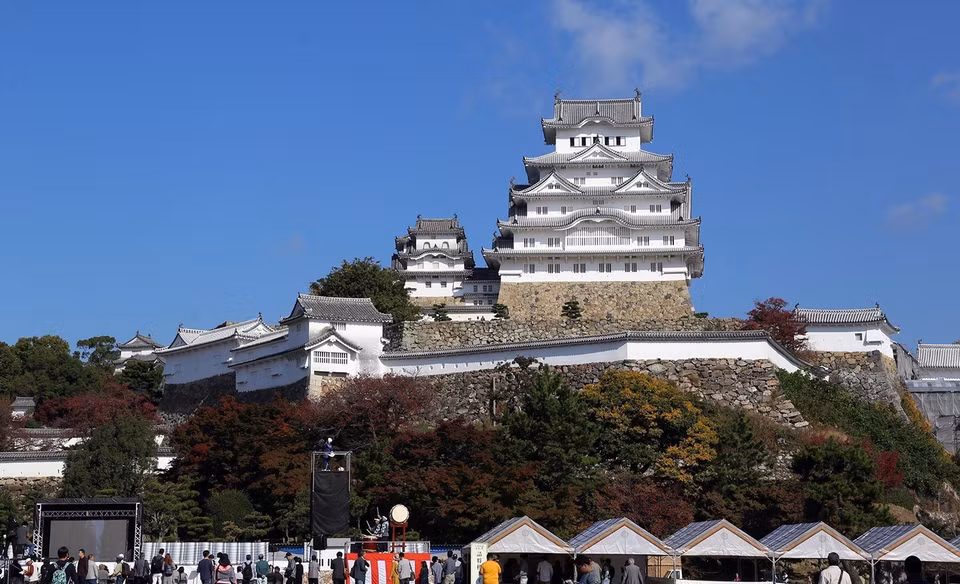 Lâu đài cổ Himeji nằm ở trung tâm thành phố Himeji được xây dựng vào năm 1346. Đây là một trong những kiến trúc cổ nhất còn sót lại ở Nhật Bản và là đại diện tiêu biểu cho tất cả các tòa lâu đài, thành quách đang hiện hữu trên Xứ sở hoa Anh đào hiện nay. Năm 1993, lâu đài Himeji được UNESCO công nhận là Di sản văn hóa thế giới. (Ảnh: Huy Hùng/TTXVN)