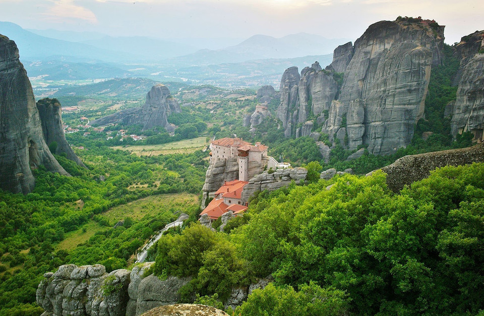 Meteora gồm những tu viện nhỏ được xây dựng trên những cột đá tự nhiên, nằm ở rìa phía Tây Bắc khu vực Thessaly, gần con sông Pinios và ngọn núi Pindus thuộc trung tâm Hy Lạp. Những tu viện nhỏ này được xây dựng vào thế kỷ 15 trong những điều kiện vô cùng khó khăn vì tất cả đều nằm trên đỉnh núi đá sa thạch cao chót vót. Hiện có sáu tu viện mở cửa đón du khách viếng thăm. Meteora được ghi vào danh sách di sản thế giới của UNESCO năm 1988. (Ảnh: THX/TTXVN)