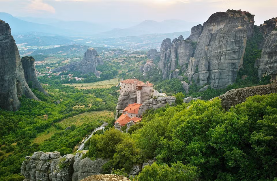 Meteora gồm những tu viện nhỏ được xây dựng trên những cột đá tự nhiên, nằm ở rìa phía Tây Bắc khu vực Thessaly, gần con sông Pinios và ngọn núi Pindus thuộc trung tâm Hy Lạp. Những tu viện nhỏ này được xây dựng vào thế kỷ 15 trong những điều kiện vô cùng khó khăn vì tất cả đều nằm trên đỉnh núi đá sa thạch cao chót vót. Hiện có sáu tu viện mở cửa đón du khách viếng thăm. Meteora được ghi vào danh sách di sản thế giới của UNESCO năm 1988. (Ảnh: THX/TTXVN)