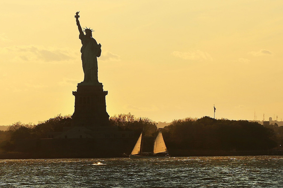 Tượng Nữ thần Tự do ở New York (Mỹ) nằm trong số nhiều di sản văn hóa thế giới bị đe dọa hủy hoại do nước biển dâng, hạn hán và một số tác động khác của sự biến đổi khí hậu. Đây là kết luận trong một báo cáo do nhiều cơ quan của Liên hợp quốc thực hiện và công bố ngày 26/5/2016. (Ảnh: AFP/TTXVN)