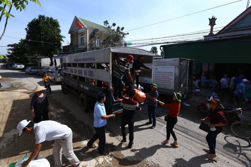 Các đoàn thiện nguyện vẫn tiếp tục chuyển hàng cứu trợ đến với đồng bào xã Cẩm Duệ, huyện Cẩm Xuyên. (Ảnh: Minh Quyết/TTXVN)