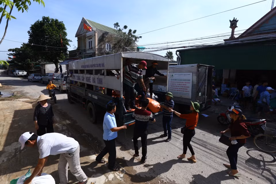 Các đoàn thiện nguyện vẫn tiếp tục chuyển hàng cứu trợ đến với đồng bào xã Cẩm Duệ, huyện Cẩm Xuyên. (Ảnh: Minh Quyết/TTXVN)