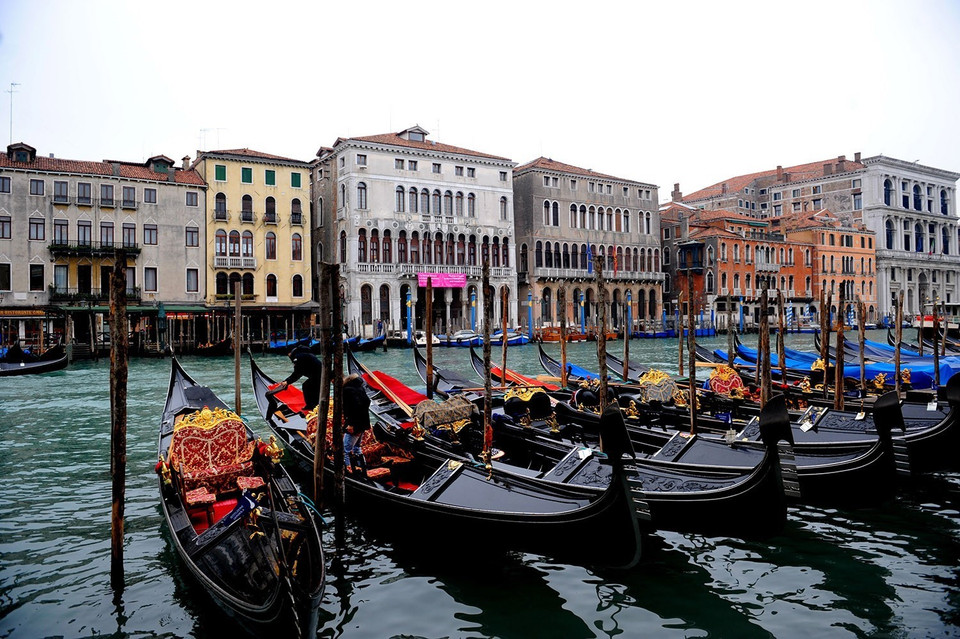 Thành phố Venice nằm ở Đông Bắc Italy, là thủ phủ của vùng Veneto. Bị chia cắt bởi những con kênh và nối với nhau bằng những cây cầu, Venice nổi tiếng với cảnh đẹp và kiến trúc. Venice được UNESCO ghi danh là Di sản Thế giới năm 1987. (Ảnh: AFP/TTXVN)