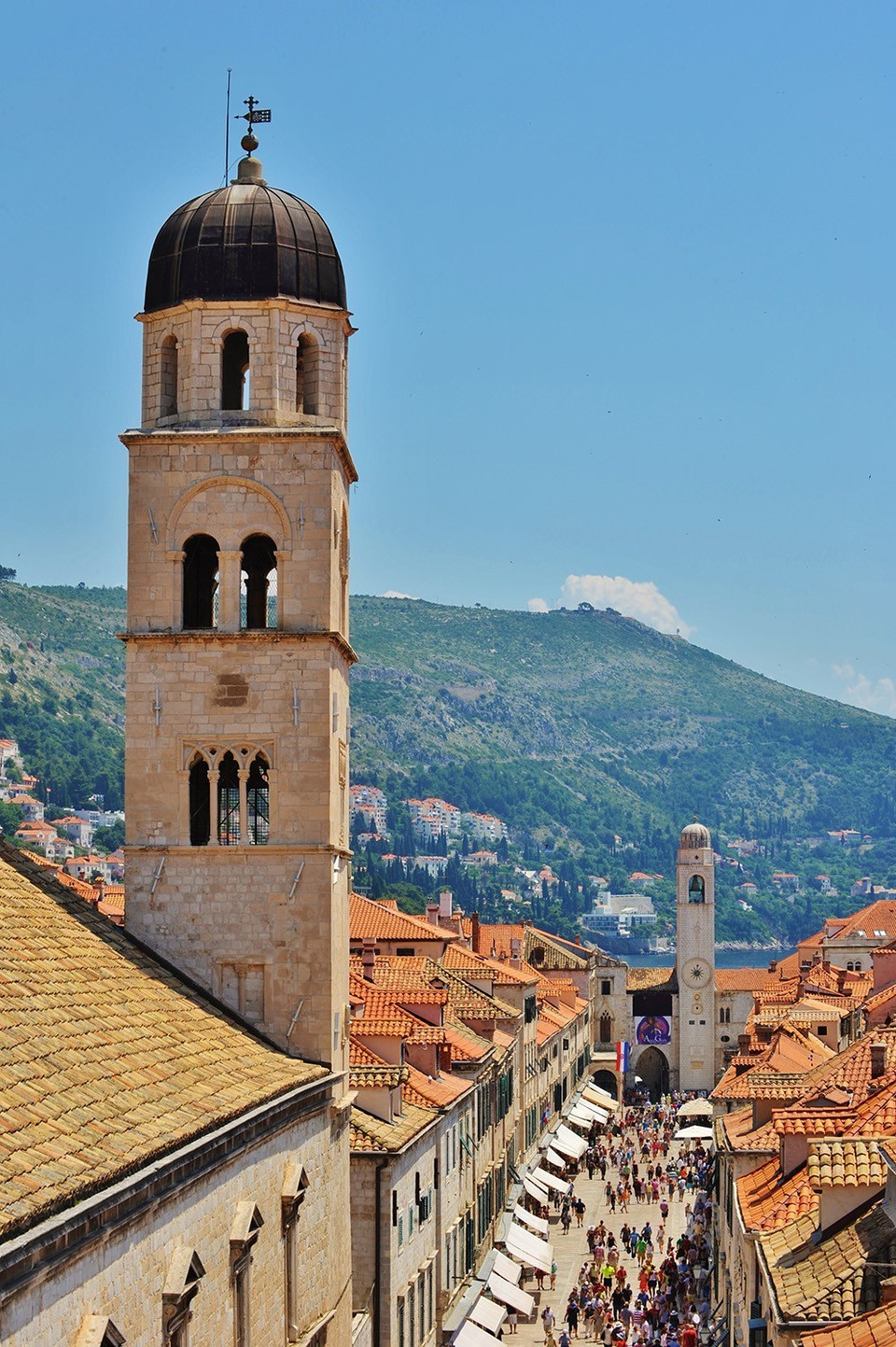 Thành phố cổ Dubrovnik nằm trên bờ biển Dalmatian (Croatia) được mệnh danh là hòn ngọc của vùng biển Ađriatích. Mặc dù bị tàn phá nặng nề trong trận động đất năm 1667, Dubrovnik may mắn vẫn còn giữ được những suối nước, lâu đài, tu viện và các nhà thờ thời trung cổ, thời kỳ Phục Hưng và thời kỳ Baroque ... đầy quyến rũ. Thành phố cổ Dubrovnik được UNESCO công nhận là di sản thế giới năm 1979. (Ảnh: THX/TTXVN)