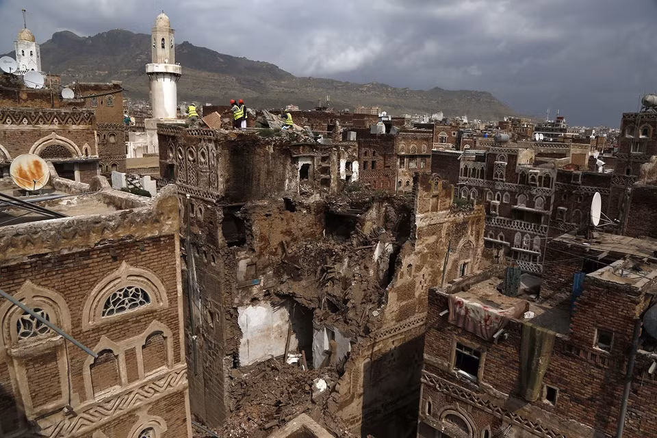 Nhiều ngôi nhà thuộc thành phố cổ Sanaa của Yemen, được UNESCO công nhận là Di sản thế giới đã bị sụp đổ do mưa lớn, sau khi nhiều cơn bão và lũ quét hoành hành tại quốc gia này. Lâu nay, những ngôi nhà làm từ gạch bùn nâu và trắng xung quanh thành phố cổ Sanaa, được xây dựng từ trước thế kỷ thứ 11, đang đối mặt với nhiều mối đe dọa do xung đột và không được gìn giữ cẩn thận. (Nguồn: THX/TTXVN)