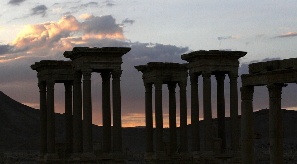 Ngày 21/1/2017, HĐBA LHQ đã lên án việc tổ chức khủng bố Nhà nước Hồi giáo (IS) tự xưng phá hủy các di sản văn hóa tại thành phố cổ Palmyra, miền Trung Syria, trong đó có một phần của Nhà hát La Mã cổ đại và công trình kiến trúc Tetrapylon (ảnh). UNESCO tuyên bố việc IS phá hủy hai công trình văn hóa này là tội ác chiến tranh. (Nguồn: EPA/TTXVN)