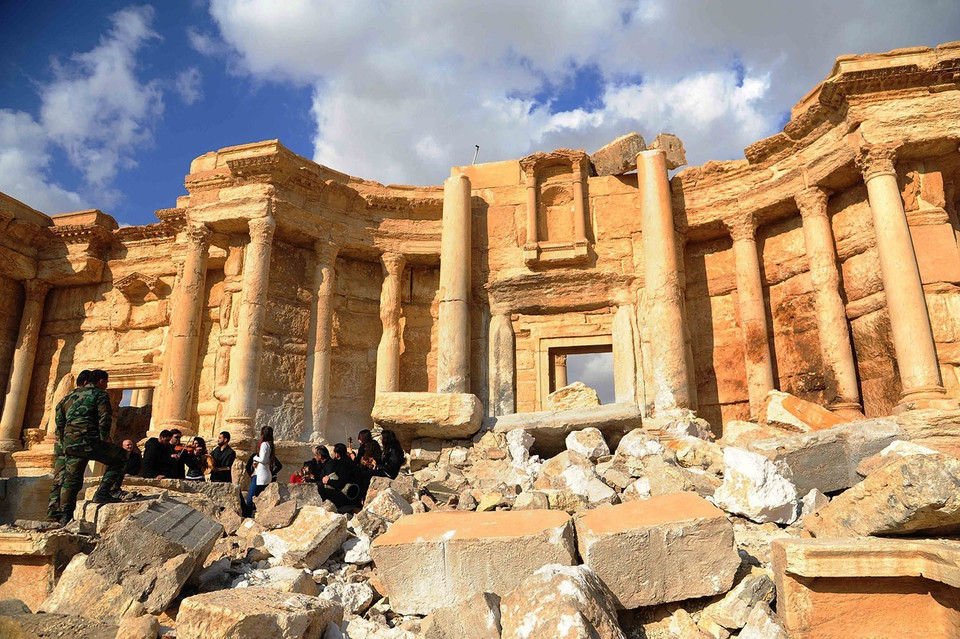 Sau khi chiếm thành phố cổ Palmyra (Syria) hồi tháng 5/2015, các tay súng thuộc tổ chức Nhà nước Hồi giáo (IS) tự xưng đã phá hủy và cướp bóc các ngôi đền được UNESCO công nhận là Di sản Thế giới. Trong ảnh: Cảnh đổ nát tại Nhà hát La Mã ở thành cổ Palmyra sau khi bị các tay súng IS phá hủy. (Nguồn: EPA/TTXVN)