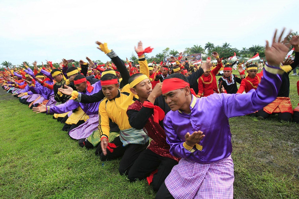 Điệu múa Saman tại Banda Aceh - điệu múa “ngàn cánh tay" của Indonesia được UNESCO đưa vào danh sách những Di sản Văn hóa phi vật thể cần bảo vệ khẩn cấp của thế giới, tháng 11/2011. (Ảnh: AFP/TTXVN)