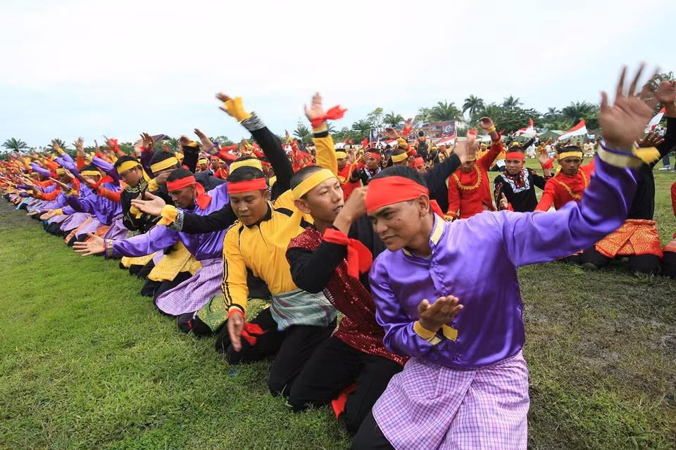 Điệu múa Saman tại Banda Aceh - điệu múa “ngàn cánh tay" của Indonesia được UNESCO đưa vào danh sách những Di sản Văn hóa phi vật thể cần bảo vệ khẩn cấp của thế giới, tháng 11/2011. (Ảnh: AFP/TTXVN)