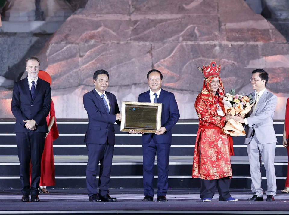 Ông Hoàng Đạo Cương, Thứ trưởng Bộ Văn hóa, Thể thao và Du lịch trao Bằng ghi danh 'Thực hành Then của người Tày, Nùng, Thái ở Việt Nam' vào danh sách Di sản văn hóa phi vật thể đại diện của nhân loại cho lãnh đạo tỉnh Tuyên Quang. (Ảnh: Thống Nhất/TTXVN)