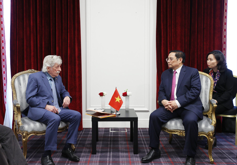Thủ tướng Phạm Minh Chính tiếp Chủ tịch Hội hữu nghị Pháp-Việt Gérard Daviot. (Ảnh: Dương Giang/TTXVN)
