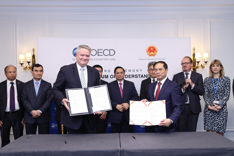 Thủ tướng Phạm Minh Chính chứng kiến Bộ trưởng Ngoại giao Bùi Thanh Sơn và Tổng Thư ký OECD Mathias Cormann trao đổi Biên bản ghi nhớ hợp tác giữa Việt Nam và OECD giai đoạn 2022-2026. (Ảnh: Dương Giang/TTXVN)
