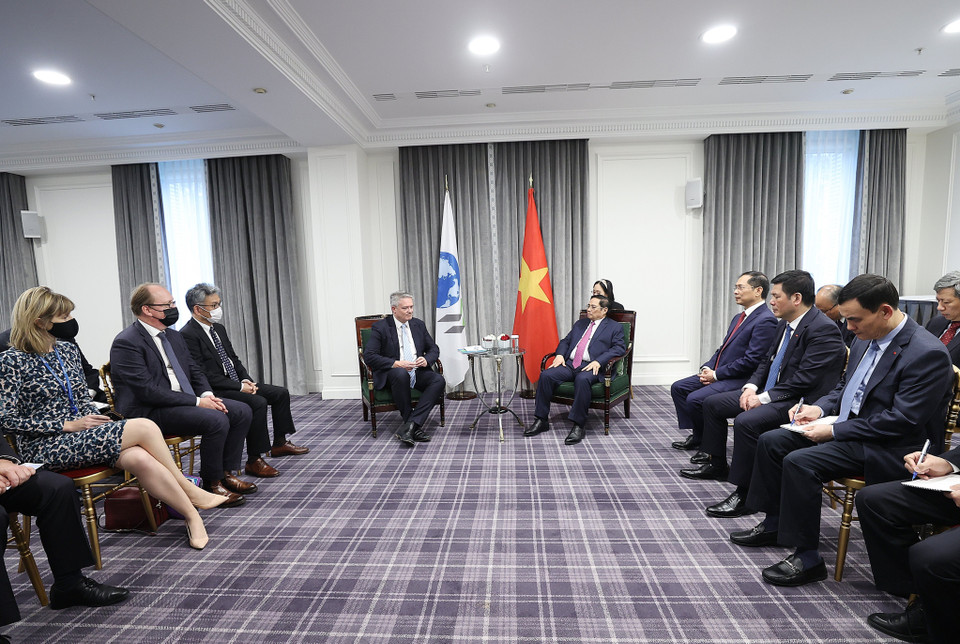 Thủ tướng Phạm Minh Chính tiếp Tổ chức Hợp tác và Phát triển kinh tế (OECD) Mathias Cormann. (Ảnh: Dương Giang/TTXVN)
