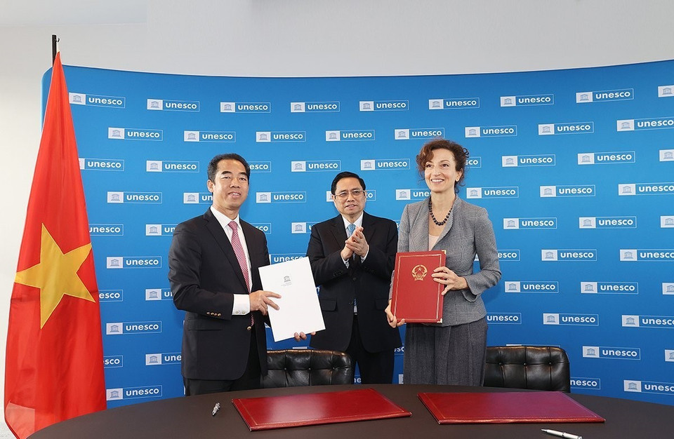 Thủ tướng Phạm Minh Chính chứng kiến Lễ ký Bản ghi nhớ hợp tác Việt Nam – UNESCO giai đoạn 2021-2025. (Ảnh: Dương Giang/TTXVN)