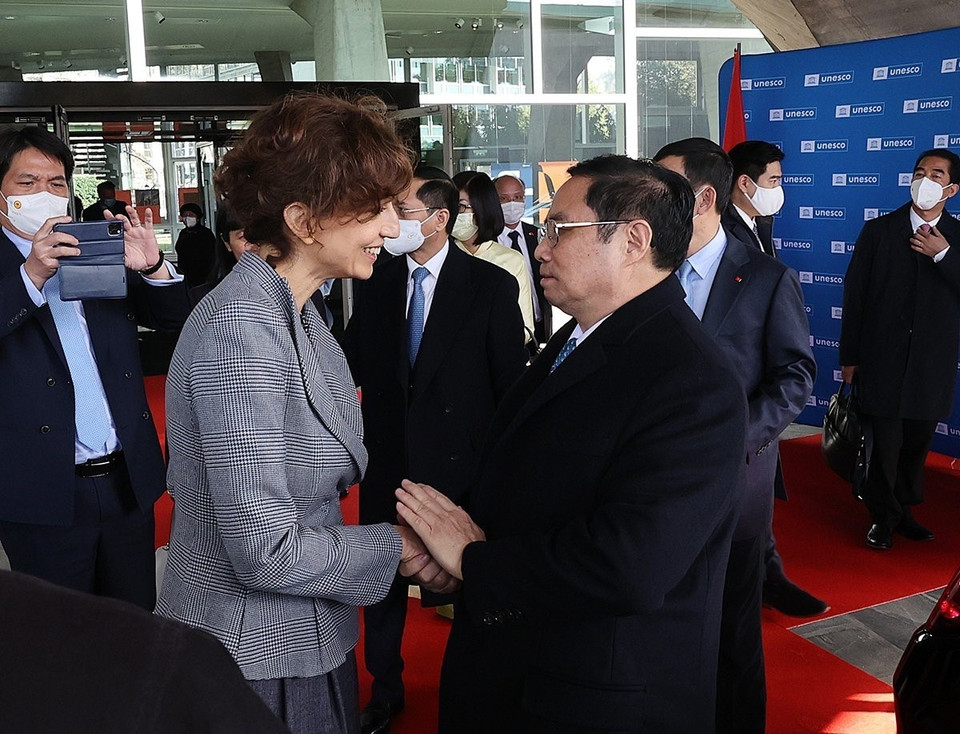 Tổng Giám đốc UNESCO Audrey Azoulay tiễn Thủ tướng Phạm Minh Chính. (Ảnh: Dương Giang/TTXVN)