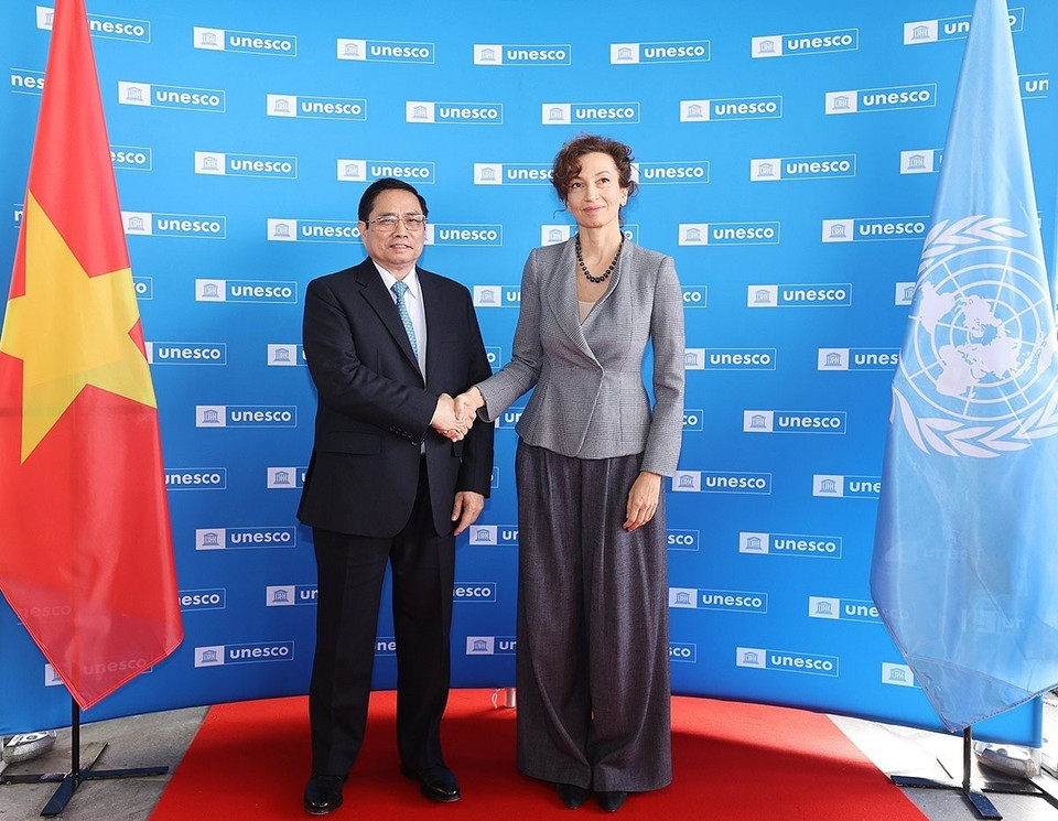 Tổng Giám đốc UNESCO Audrey Azoulay đón Thủ tướng Phạm Minh Chính. (Ảnh: Dương Giang/TTXVN)