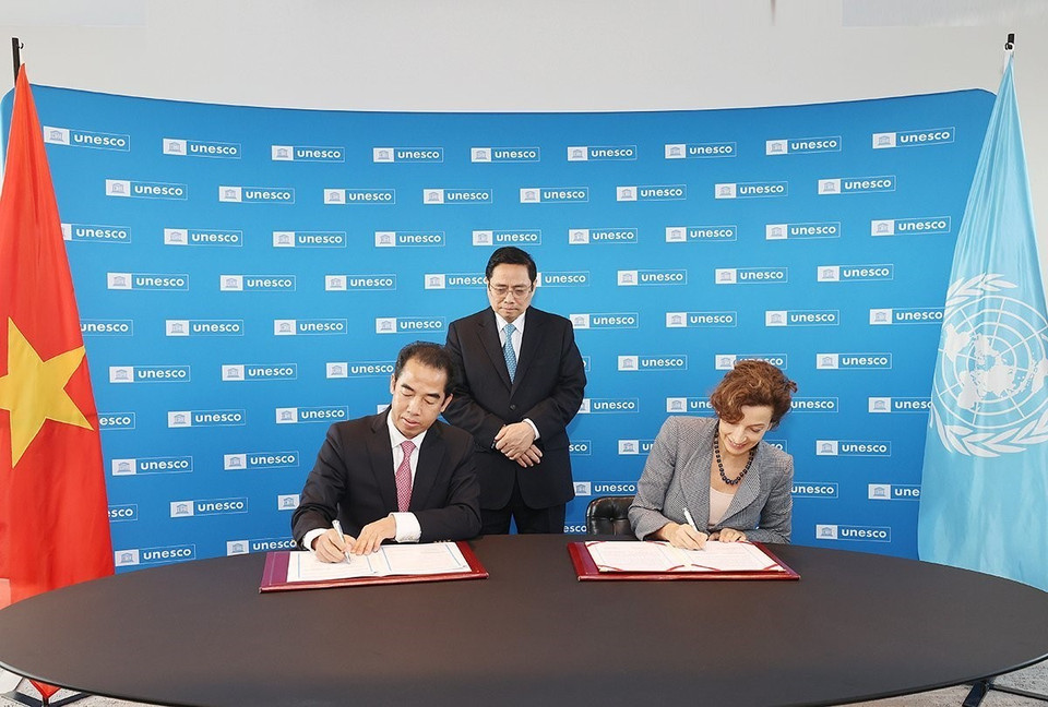 Thủ tướng Phạm Minh Chính chứng kiến Lễ ký Bản ghi nhớ hợp tác Việt Nam – UNESCO giai đoạn 2021-2025. (Ảnh: Dương Giang/TTXVN)