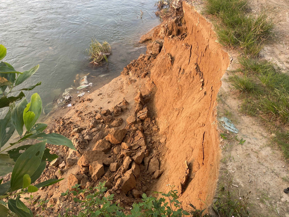 Một điểm sạt lở mới xuất hiện trên bờ sông Ngàn Phố đoạn chảy qua xã Sơn Kim 2. (Ảnh: Hữu Quyết/ TTXVN)
