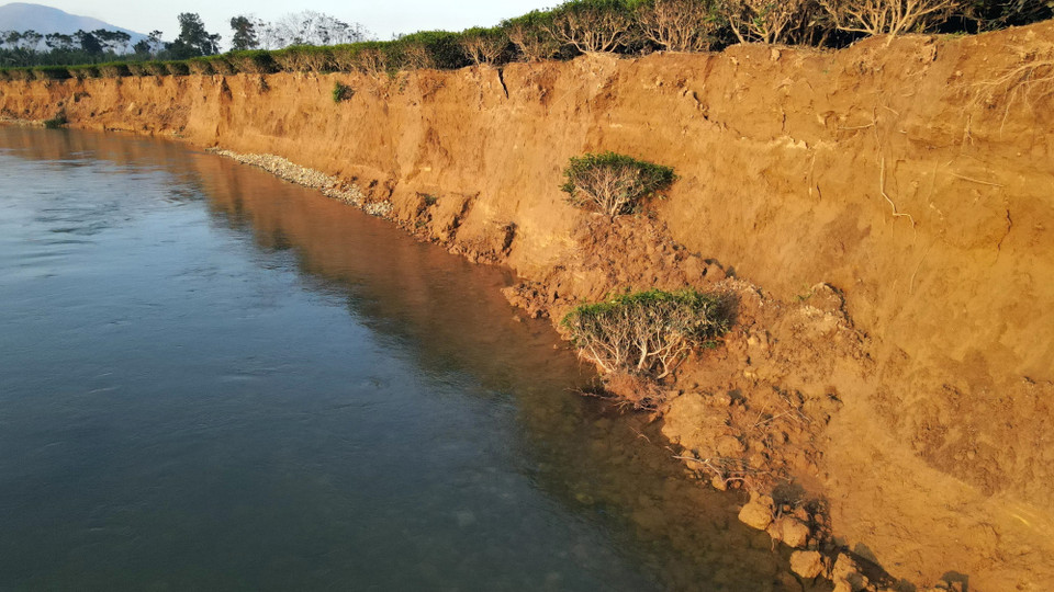 Hiện nay có 6 điểm sạt lở trên bờ sông Ngàn Phố đoạn chảy qua khu vực xã Sơn Kim 2, huyện Hương Sơn. (Ảnh: Hữu Quyết/TTXVN)