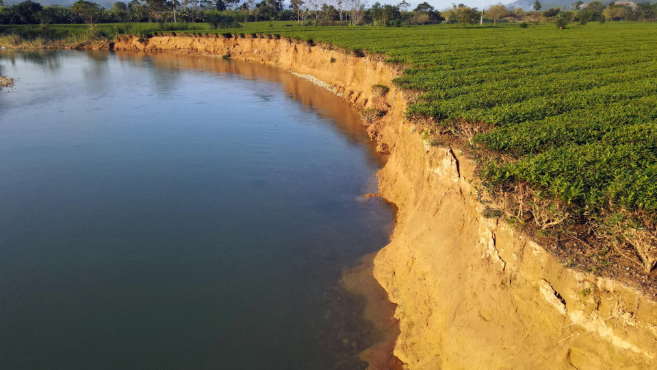 Một vị trí bị sạt lở trên bờ Sông Ngàn Phố đoạn chảy qua khu vực xã Sơn Kim 2, huyện Hương Sơn. ﻿(Ảnh: Hữu Quyết/TTXVN)