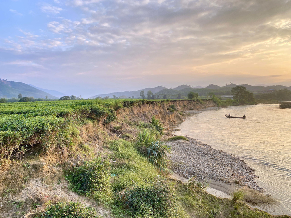 Có những vị trí bờ sông bị sạt lở sâu vào gần 100m. (Ảnh: Hữu Quyết/TTXVN)