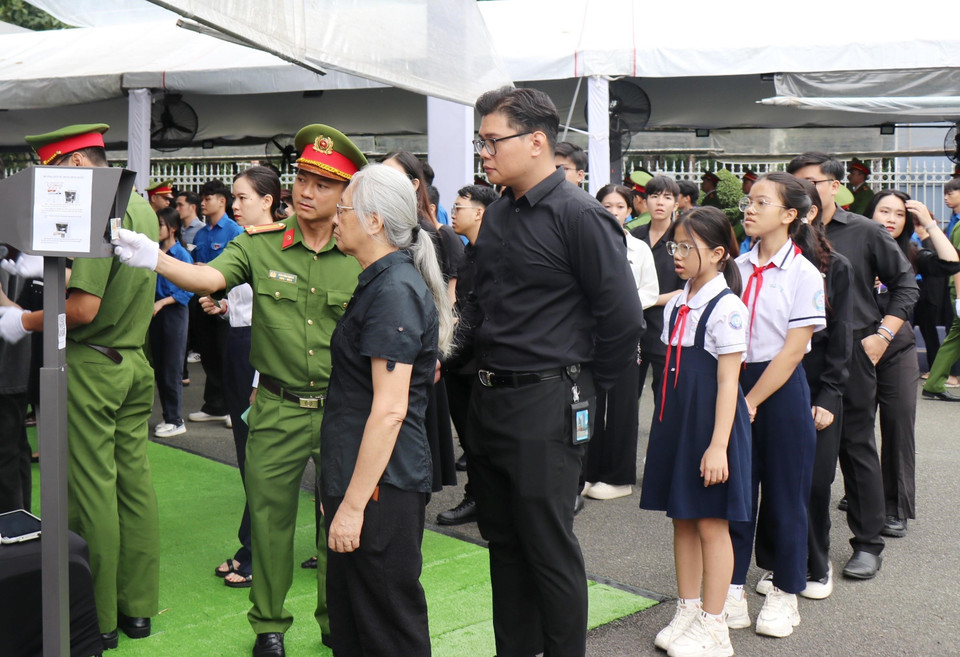 Lực lượng chức năng hướng dẫn người dân vào viếng Tổng Bí thư Nguyễn Phú Trọng tại Hội trường Thống Nhất, Thành phố Hồ Chí Minh. (Ảnh: Thu Hương/TTXVN)