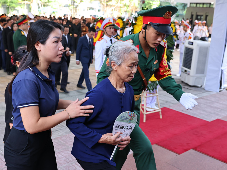 Lực lượng quân đội giúp người dân đến viếng Tổng Bí thư Nguyễn Phú Trọng tại Nhà tang lễ Quốc gia số 5 Trần Thánh Tông, Hà Nội, sáng 26/7. (Ảnh: TTXVN)