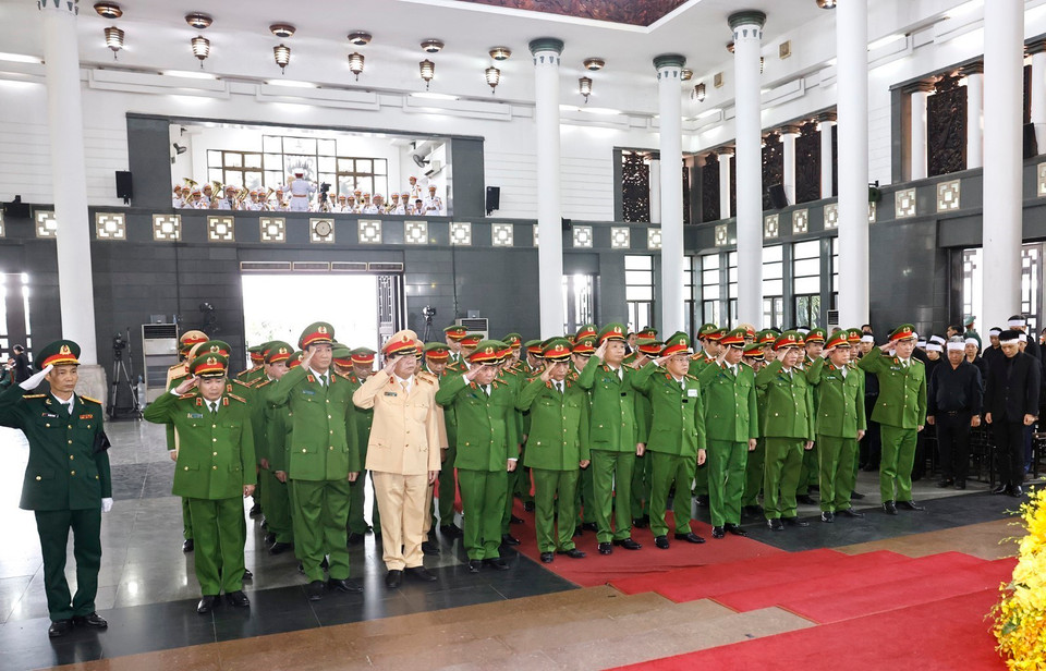 Đoàn lực lượng Cảnh sát nhân dân do Thứ trưởng Bộ Công an Nguyễn Văn Long làm Trưởng đoàn, viếng Tổng Bí thư Nguyễn Phú Trọng. (Ảnh: TTXVN)